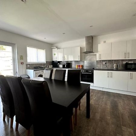 Spacious Holiday Home Near Tube Station - By Starlet Stays Londen Buitenkant foto