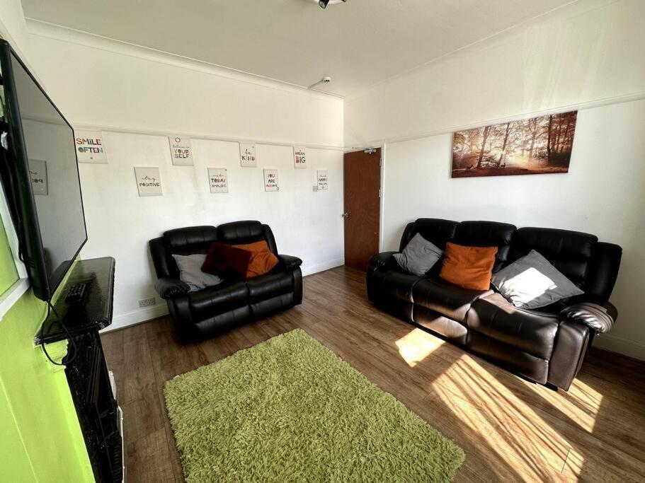 Spacious Holiday Home Near Tube Station - By Starlet Stays Londen Buitenkant foto