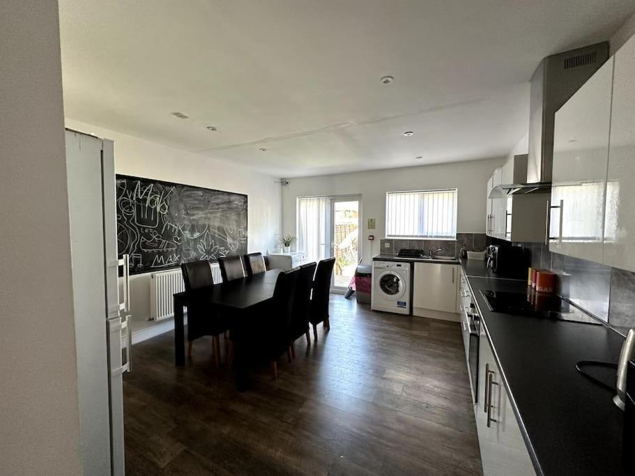 Spacious Holiday Home Near Tube Station - By Starlet Stays Londen Buitenkant foto