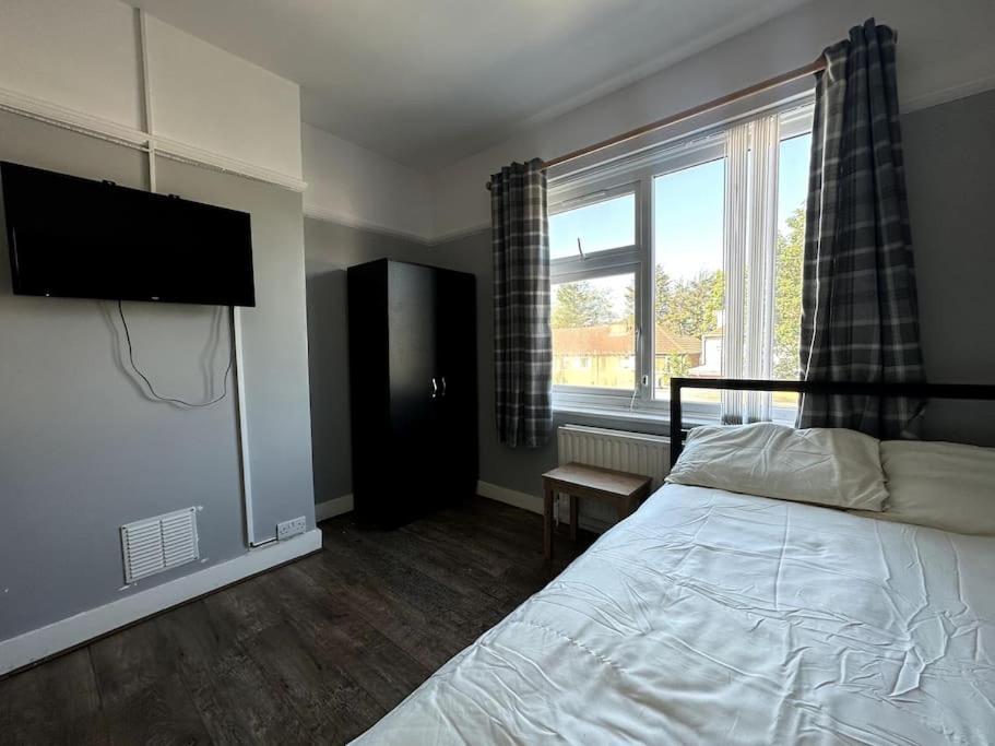 Spacious Holiday Home Near Tube Station - By Starlet Stays Londen Buitenkant foto