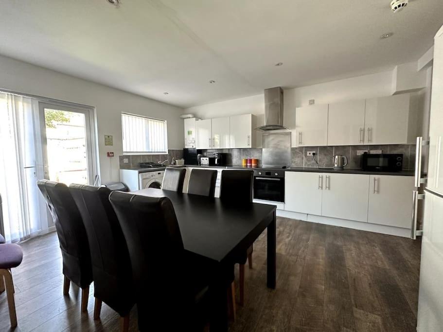 Spacious Holiday Home Near Tube Station - By Starlet Stays Londen Buitenkant foto