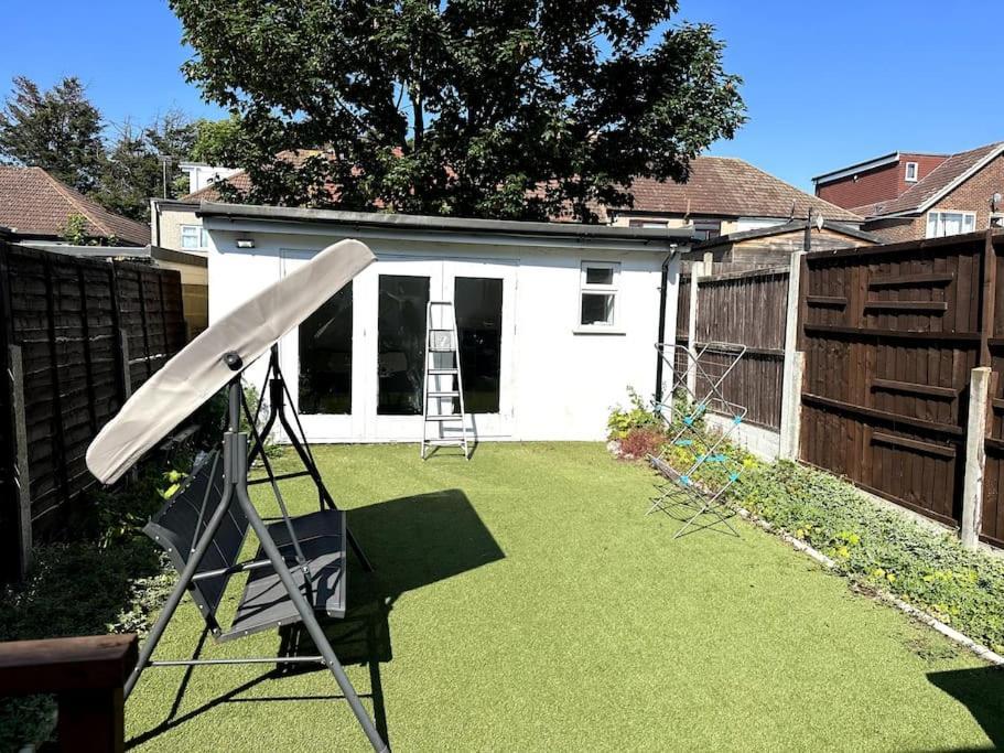 Spacious Holiday Home Near Tube Station - By Starlet Stays Londen Buitenkant foto